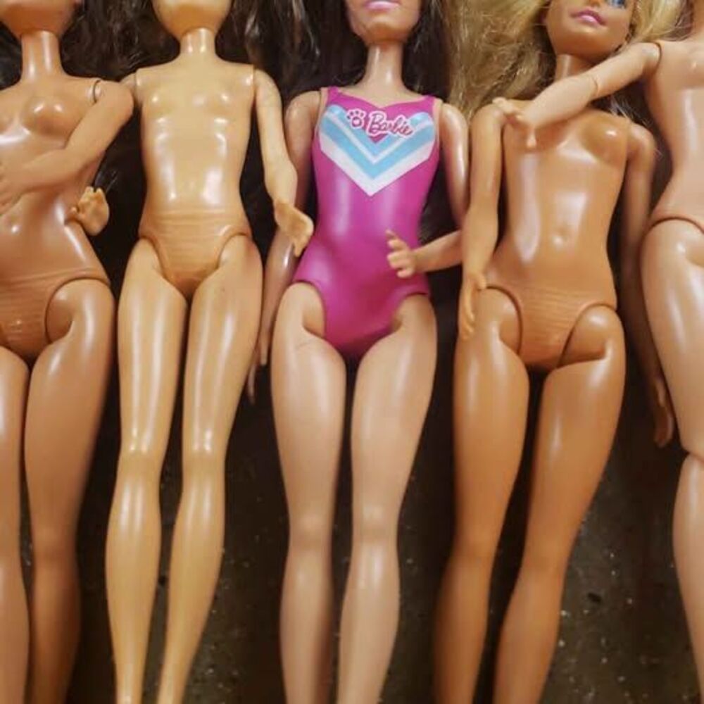 8 Barbie dolls lot - Picture 3 of 4
